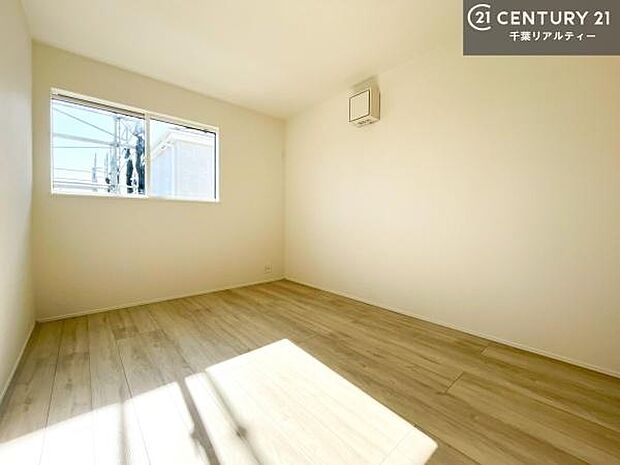 明るく風通しの良い居室です。「シンプル」にデザインされた室内。自由度が高いので家具やレイアウトでお好みの空間を創り上げられます。是非一度、現地にてご確認ください。(施工例)