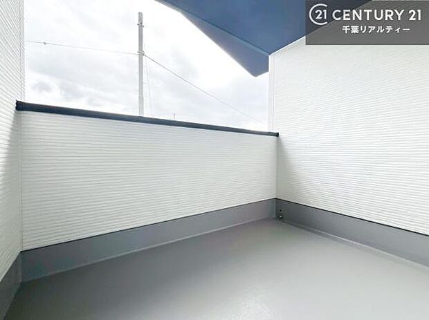 陽当たり良好なバルコニーです!晴れた日には青い空を見渡せる開放的な時間を楽しめます。(施工例)