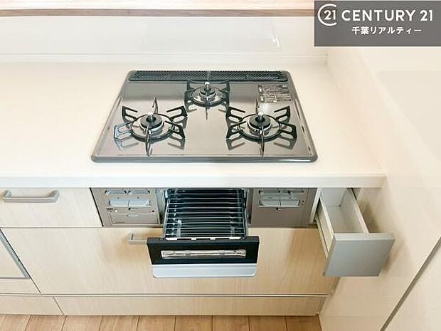 食洗機付きのキッチンです!忙しい時や手荒れ防止として大変活躍する便利な仕様です!ビルトインなのでキッチンの場所を取らず調理スペースを広く使うことが出来ます!