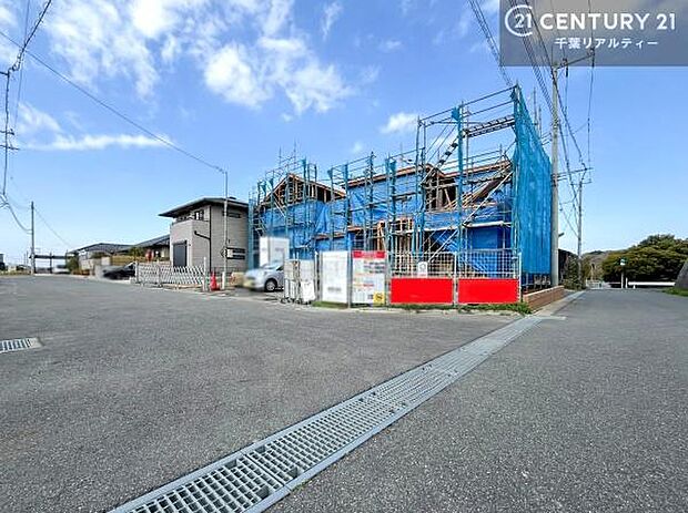 明るく開放的な角地でちょっと贅沢なお住まいをしませんか。