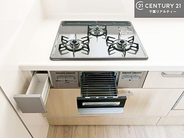 コンロは三口あるのでお料理の同時進行ができます。もちろんグリル付きです。調理スペースも広々している為作業がしやすい!使い勝手が良いシステムキッチンです!(同仕様)