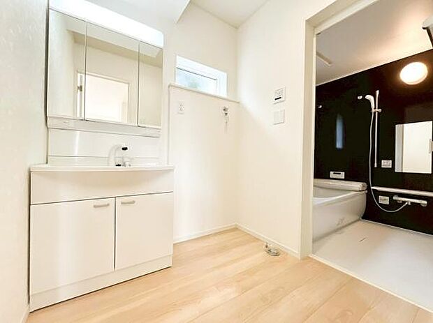 小窓付きの明るい洗面室です!湿気もすぐに入れ替えができて清潔に保つことができます!自然光が差し込むのでお化粧の仕上がりも良くなりますね!(施工例)