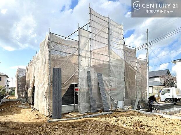 現在建築中。完成後は明るく開放的なリビングや最新設備のキッチンなど快適な空間が広がります。未完成だからこそ“新しい暮らし”への期待が高まる住まい。今しか見られない建築中の様子も必見です。