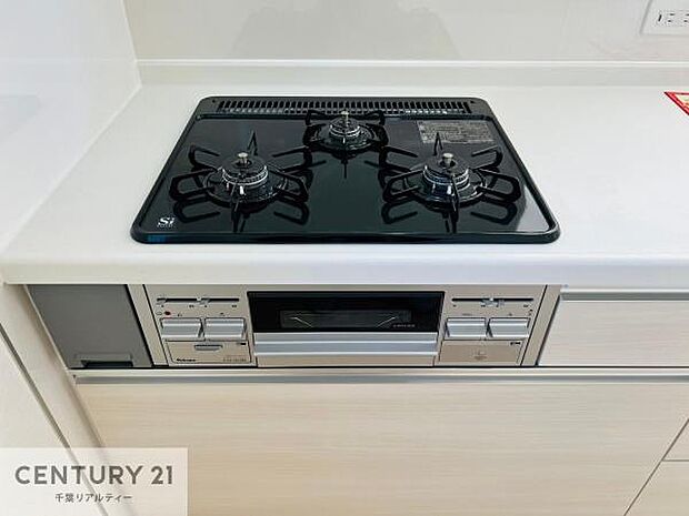 コンロは三口あるのでお料理の同時進行ができます。もちろんグリル付きです。調理スペースも広々している為作業がしやすい!使い勝手が良いシステムキッチンです!