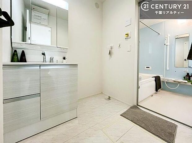 広々とした洗面室は、朝の身支度の時間もゆったり使える快適な空間。収納棚なども置きやすく、使い勝手の良い設計です。(施工例)