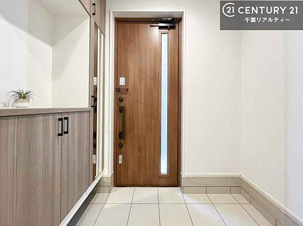 疲れて帰ってきても、ただいま!を言いたくなる、優しく迎え入れてくれる空間になっています。明るく温もり溢れる玄関です!(施工例)