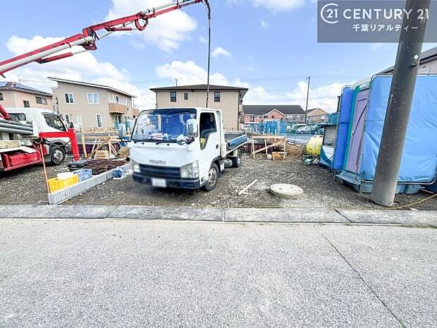 駐車スペースは2台分あります!セカンドカーはもちろん、バイクや自転車なども置き場所に困りません。