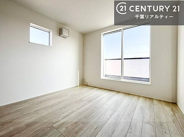 バルコニーに面している洋室です。明るく温もりがあり、換気もしっかりできます!朝起きて、外に出て背伸びをしつつ深呼吸をし良い朝を迎え入れることができます。(施工例)