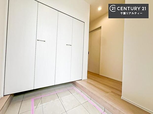 シューズボックス付きなので、玄関が片付きお掃除がしやすいです!スッキリした玄関で戸を開けた瞬間、清潔感のある心地いい空間が出迎えてくれます。