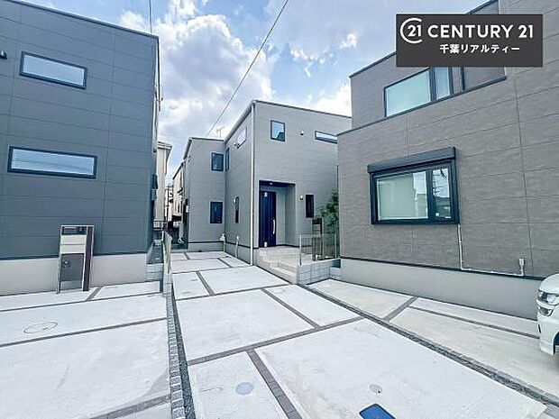 駐車スペースは2台分あります!セカンドカーはもちろん、バイクや自転車なども置き場所に困りません。