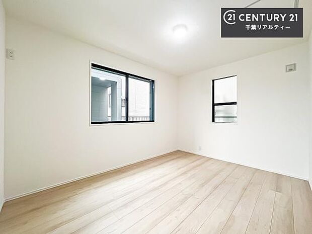 2面採光を確保した明るい室内は、風通しも良く、明るく大変居心地の良い空間となっております。リラックスして過ごせる心地の良いお部屋です!朝の目覚めがスッキリしますね!