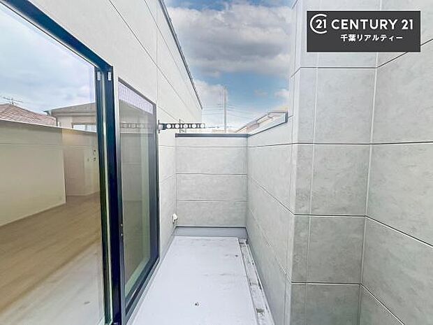 落ち着きある住宅街、緑が多く空が広く開放感があります!陽当りを大きく遮られることもありません。気持ちの良い風が通り抜ける街並みです。