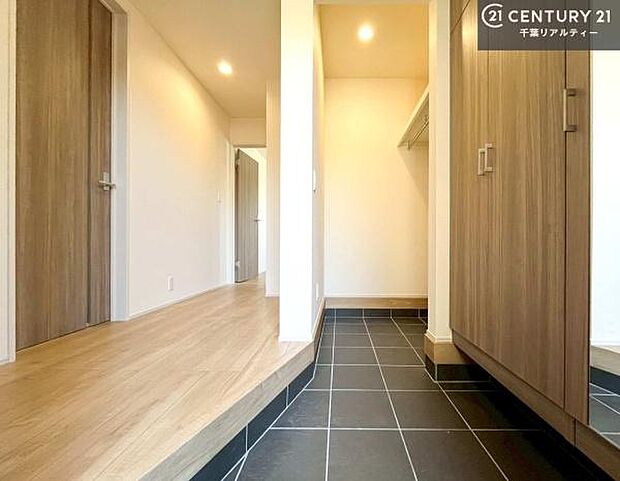 玄関土間収納付き!収納スペースなのでベビーカーやアウトドアの道具がスッキリしまえます!取り出しもラクラク!整理整頓がしやすい!