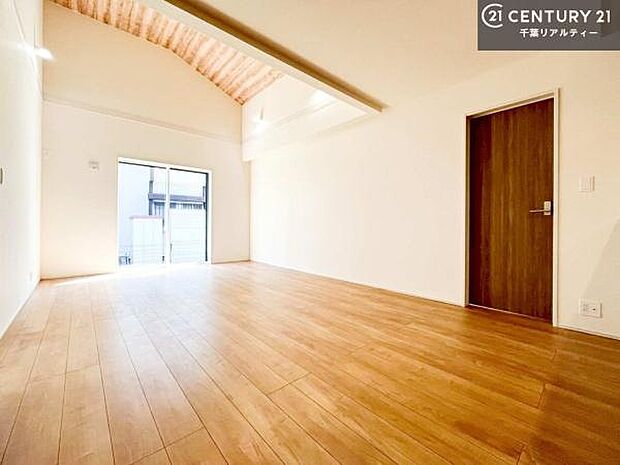 心地良いリビングは家族が自然と集まります。家族団欒の時間が増えそうです。ご家族と、より一層充実した時間を過ごせそうですね。明るく開放的な空間です。