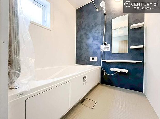 落ち着きある大人の雰囲気のバスルームは、味が出ていてバスタイムが充実!お仕事頑張っているご褒美にお好みの匂いの入浴剤を入れて、楽しんでみてはいかがでしょうか?