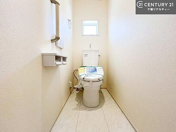 2か所にトイレがございます!朝の忙しい時間帯も待たずにすみそうですね。清潔感のあるトイレでお手入れがしやすいです!