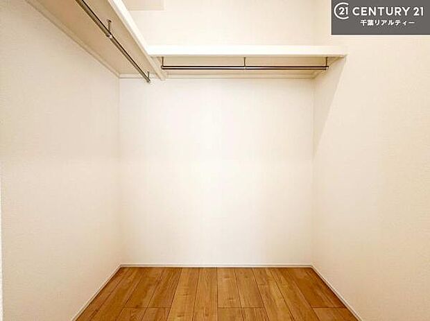 ウォークインクローゼット付きです。たくさんのお洋服などを収納しておけそうですね！他にも扇風機や加湿器など季節物の大きな家電も収納できます！