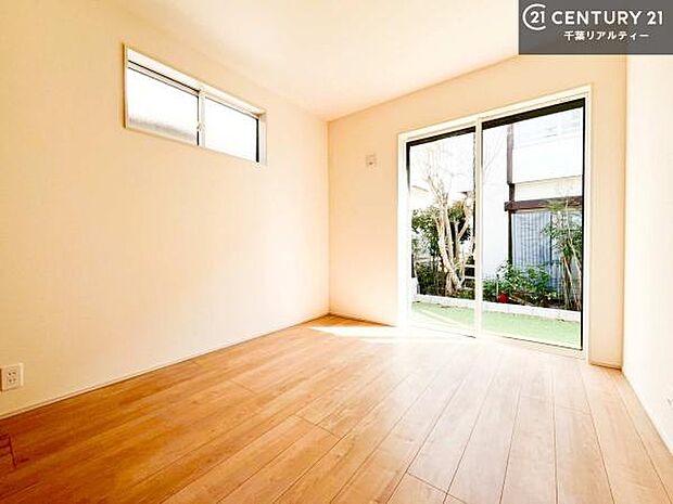 お庭に面している洋室です。明るく温もりがあり、換気もしっかりできます!