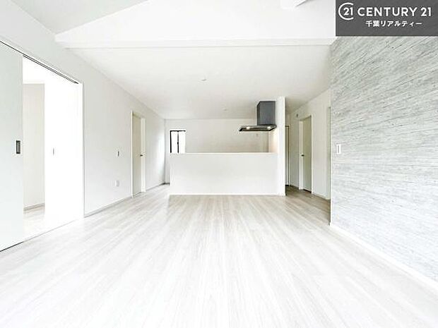 開放感のある広々LDK!ソファーやダイニングテーブルを置いても窮屈にならないので快適に過ごせます!コミュニケーションが取りやすいリビングです。