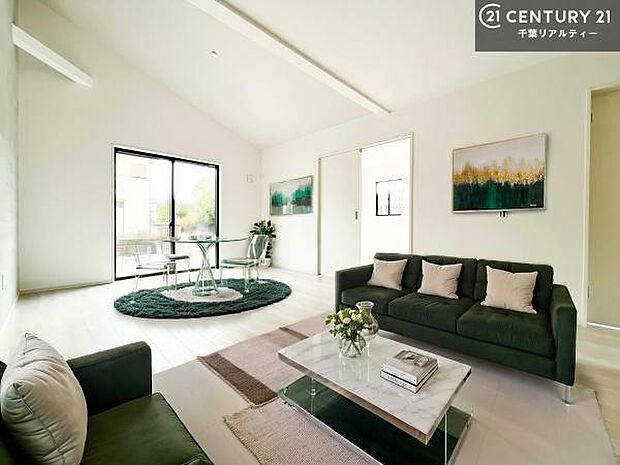 家具はCGパースです。大きな窓からたっぷりの陽ざしが入る明るいリビング。開放感のあるリビングで家族団らんのくつろぎの時間を過ごせます！