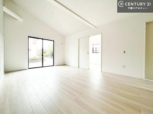 大きな窓からたっぷりの陽ざしが入る明るいリビング。開放感のあるリビングで家族団らんのくつろぎの時間を過ごせます!