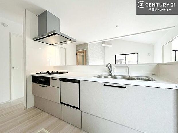 大人気の対面式システムキッチンを採用しています!ご家族のコミュニケーションが自然と増える設計です。お子様にも目が届くので嬉しいですね!広々使えて快適で作業が進みます。