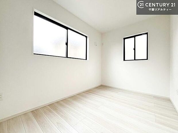 掃き出し窓がないお部屋は、お子様のお部屋としても安心です!収納スペースも充実しているので散らかったお部屋をサッと片付けられます!