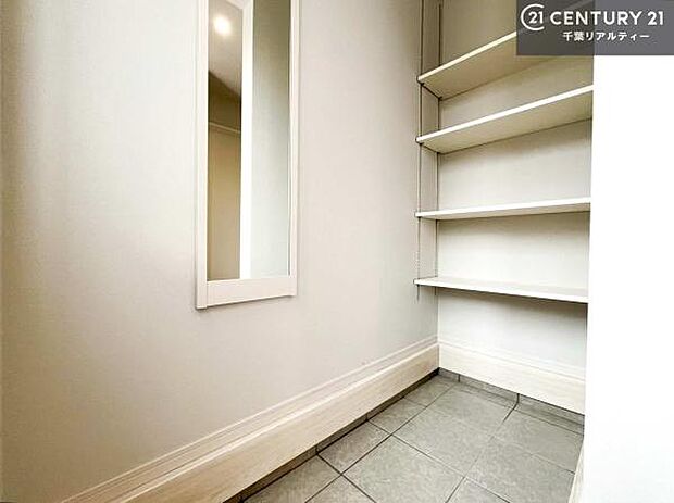 シューズインクローク付きです!シューズだけでなくベビーカーや折り畳み自転車、アウトドア用品もスッキリと片付けられます!