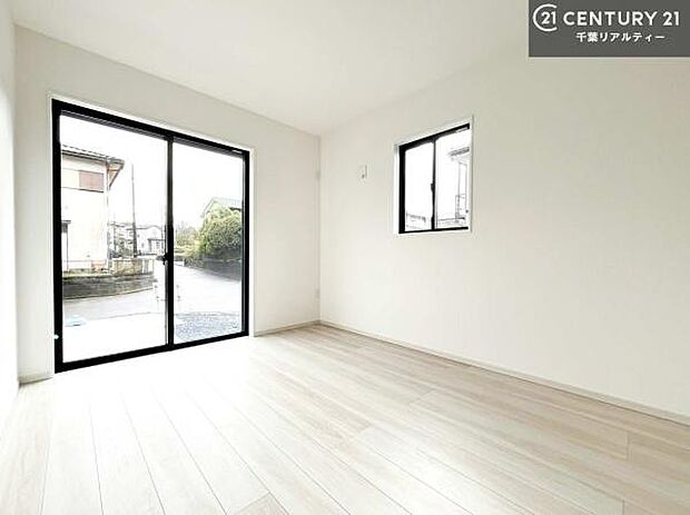 明るい室内は、風通しも良く、明るく大変居心地の良い空間となっております。リラックスして過ごせる心地の良いお部屋です!朝の目覚めがスッキリしますね!