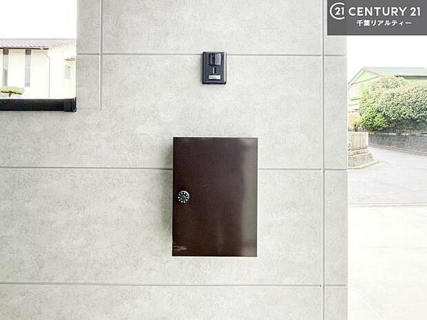 郵便ポスト付きで不在時でも荷物が受け取れてとっても便利!家にいなきゃいけないストレス回避!再配達の手間が省けます!