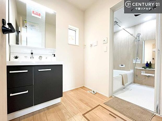 小窓付きの明るい洗面室です!湿気もすぐに入れ替えができて清潔に保つことができます!自然光が差し込むのでお化粧の仕上がりも良くなりますね!