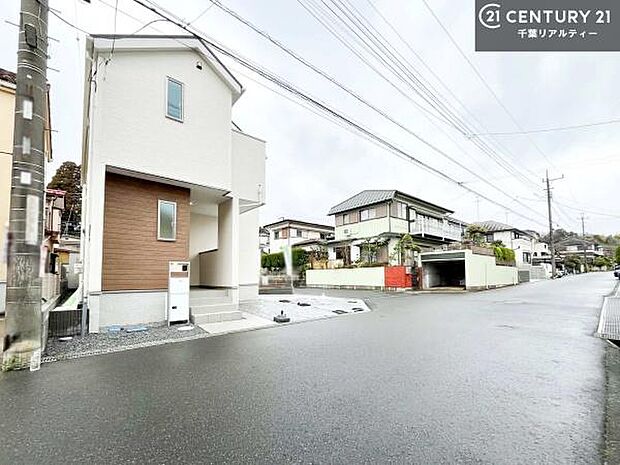 周辺環境や、お客様のご希望に合った物件も一緒にご案内を致します。住宅ローンアドバイザーによるご相談も承ります。当社はお問い合わせに即対応します!お待たせしません!