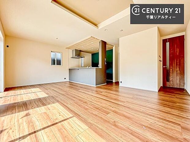 開放感のある広々LDK!ソファーやダイニングテーブルを置いても窮屈にならないので快適に過ごせます!コミュニケーションが取りやすいリビングです!