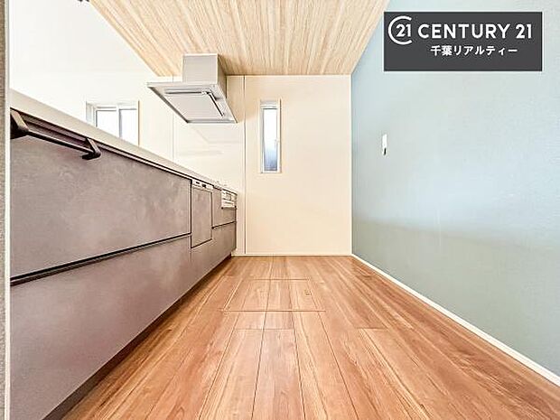 ゆとりある調理スペースで作業がしやすい快適なキッチンです!お子様と一緒にお菓子造りも楽しめる広々スペースです。楽しい調理時間になりそうですね!