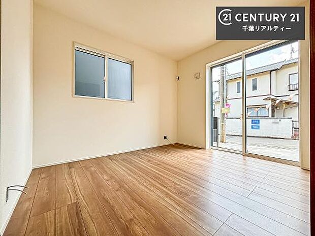 リビング横に配置された洋室は、お子様のお部屋にぴったりの位置。ご家族とのコミュニケーションが取りやすく、成長を身近に感じられる安心の空間です。