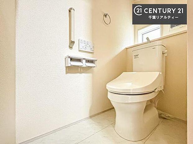 1・2階にトイレがございます!朝の忙しい時間帯も待たずにすみそうですね。白を基調とした清潔感のあるトイレでお手入れがしやすいです!