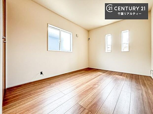 2面採光を確保した明るい室内は、風通しも良く、明るく大変居心地の良い空間となっております。リラックスして過ごせる心地の良いお部屋です!