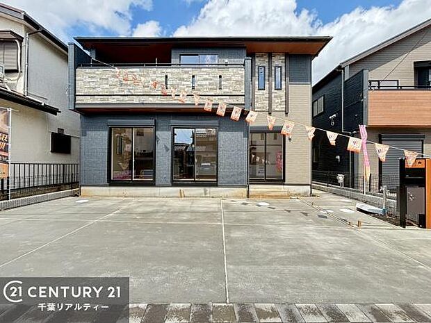 駐車スペースは3台分あります!セカンドカーはもちろん、バイクや自転車なども置き場所に困りません。