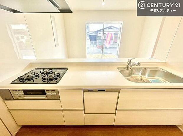 【同仕様】大人気の対面式システムキッチンを採用しています!ご家族のコミュニケーションが自然と増える設計です。お子様にも目が届くので嬉しいですね。収納も豊富で使い勝手の良いキッチンです!