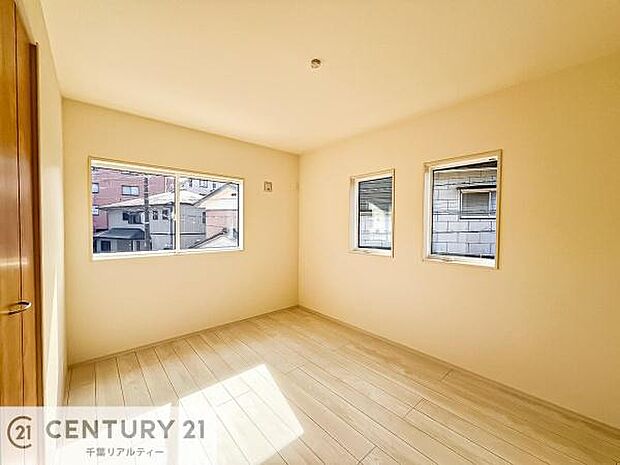 【同仕様写真】洋室は子供部屋や寝室、色々と用途多彩に利用できますね。収納力もたっぷりなので、広々気持ちよく過ごすことができます。