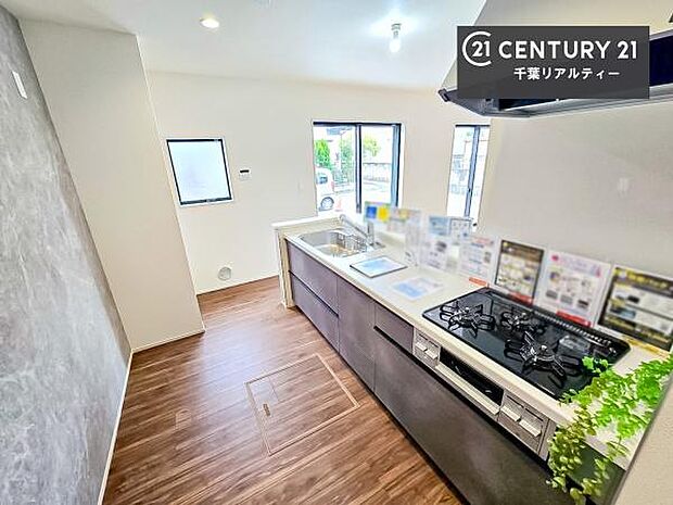 大人気の対面式システムキッチンを採用しています!ご家族のコミュニケーションが自然と増える設計です。お子様にも目が届くので嬉しいですね!広々使えて快適で作業が進みます。