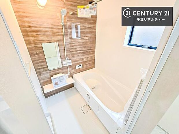 落ち着きある大人の雰囲気のバスルームは、味が出ていてバスタイムが充実!お仕事頑張っているご褒美にお好みの匂いの入浴剤を入れて、楽しんでみてはいかがでしょうか?