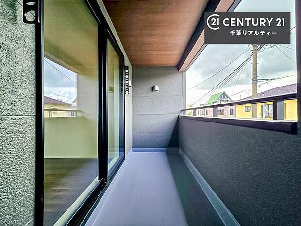 広々としているバルコニーです!お洗濯物を干すのはもちろん風に当たりながらくつろぎタイムが送れます!