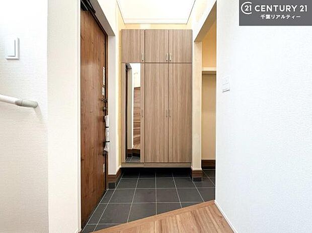 シューズインクローク付きです!シューズだけでなくベビーカーや折り畳み自転車、アウトドア用品もスッキリと片付けられます!