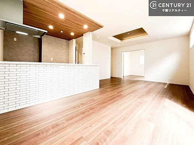 優しい陽だまりがリビングを包んでくれて居心地の良い空間を演出してくれます!くつろぎの時間を過ごせます!