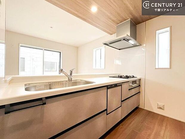 大人気の対面式システムキッチンを採用しています!ご家族のコミュニケーションが自然と増える設計です。お子様にも目が届くので嬉しいですね!広々使えて快適で作業が進みます。