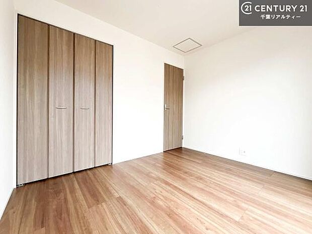 収納スペースがしっかり確保されているため、おもちゃや学用品もサッと片付き、いつでもスッキリ。綺麗な空間が保てます!