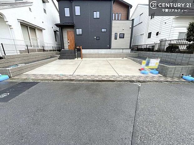 駐車スペースは3台分あります!セカンドカーはもちろん、バイクや自転車なども置き場所に困りません。