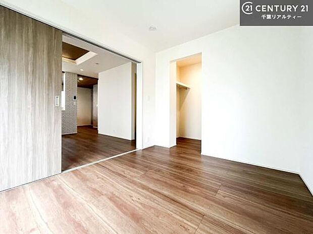 リビングに隣接した洋室は、開放すればLDKとつながる開放的な空間に。お子様の遊び場やワークスペース、客間など多目的に活用できる便利なお部屋です。