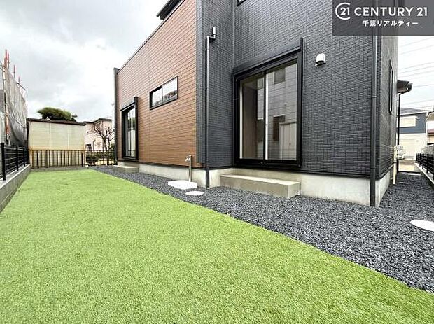 ちょっとしたお庭スぺースが付いています!ガーデニングも楽しめそうですね。